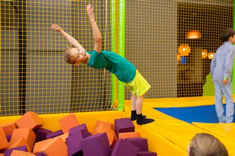 Copil pe o salteluță de joacă interactivă