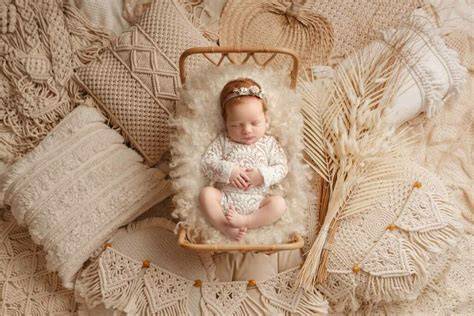 Imaginea unei ședințe newborn cu decor boho pastel, în studio