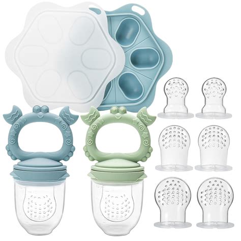 Ilustrație cu diverse obiecte pentru bebeluși: biberon, tetină, suzetă, jucărie