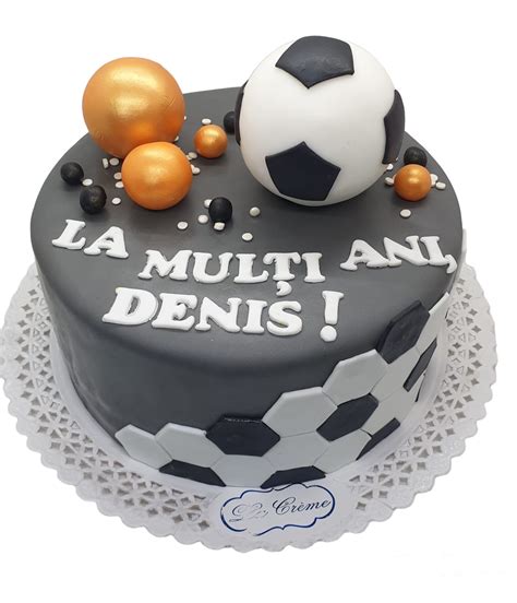 Copii bucurandu-se de un tort cu tematica fotbal