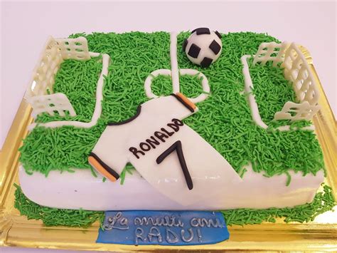 Teren de fotbal stilizat ca tort