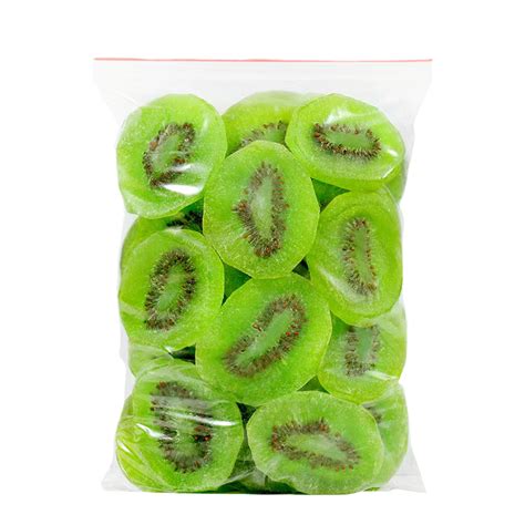 Bebeluș mâncând felii de kiwi