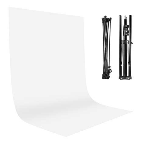 Imagine de studio cu fundal alb și decorațiuni minimaliste pentru bebeluși