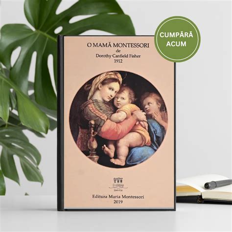 O mamă curățând gingiile bebelușului cu o lavetă umedă