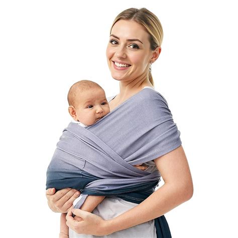 Bebeluș purtat într-un wrap ergonomic cu fața spre părinte