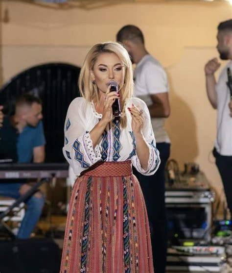 Imagine reprezentativă a Emilii Ghinescu pe scenă