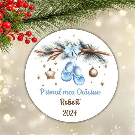 Decor de brad personalizat cu numele copilului și anul primului Crăciun