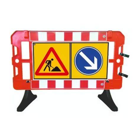Imagine: Diagramă a poziționării bebelușului în reductorul de baie, cu indicatoare pentru suportul capului și siguranța corpului