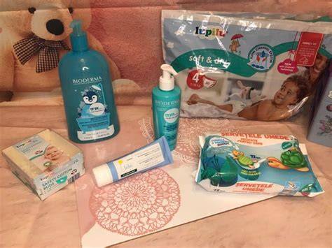 Imagine: Set de produse de îngrijire pentru bebeluși (gel de duș, șampon, cremă)