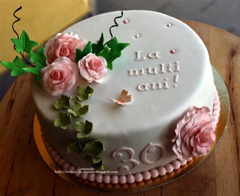 Tort aniversare gata decorat