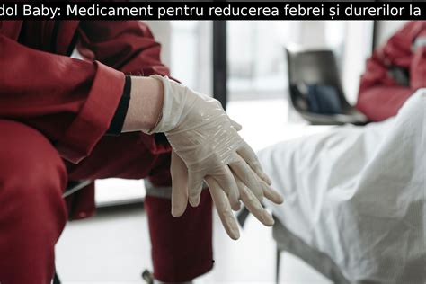 Copil infasurat in prosop umed pentru reducerea febrei