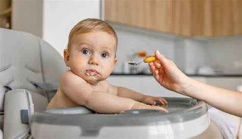 Bebelus mancand terci de hrisca