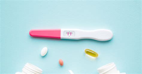 Femeie însărcinată discutând cu medicul despre testele prenatale