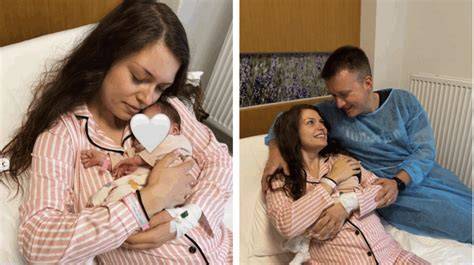 Imagine de familie in studio cu mămică însărcinată la 9 luni, lumină naturală