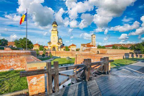 Imagine: Port-bebe alba iulia - port-bebe din plus Minky cu interior din bumbac, design cu manici rotativi si fermoar dublu