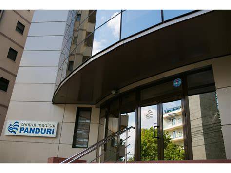 Infografic: 1. Structura Hyperclinica MedLife Panduri: 5 cabinete, 14 medici, 8 specialități, ecografie, monitorizări funcționale
