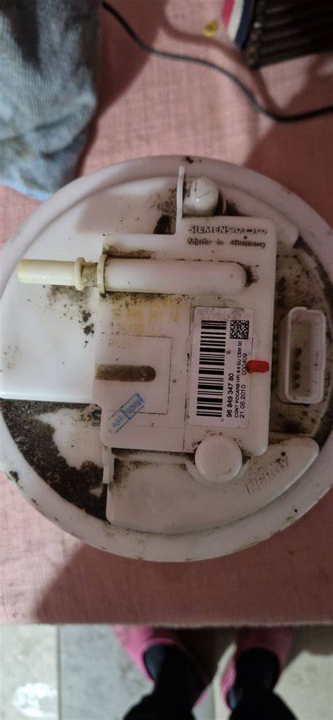 Scheme vizualizând fluxul de combustibil: rezervor → pompă joasă presiune → pompă înaltă presiune → regulator → sistem Common Rail → injectoare