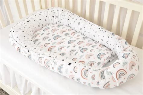 Babynest pe podea lângă jucării