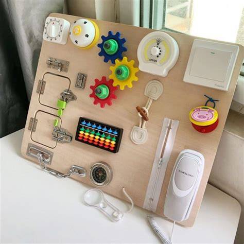 Panou senzorial DIY - busyboard cu texturi și încuietori