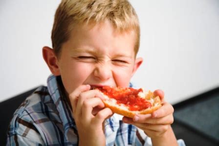 Copil fericit mâncând la micul dejun