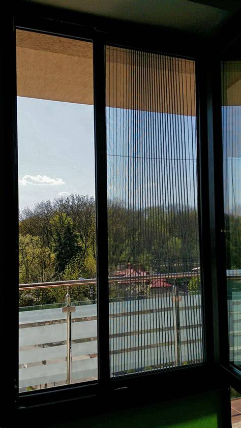 Comparatie tipuri plase: balamale, plisata, rulou