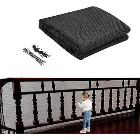 plasă de siguranță montată pe balcon pentru copii