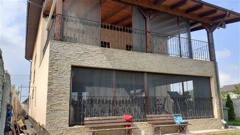 instalare profesională a unei plase de protecție pe balcon