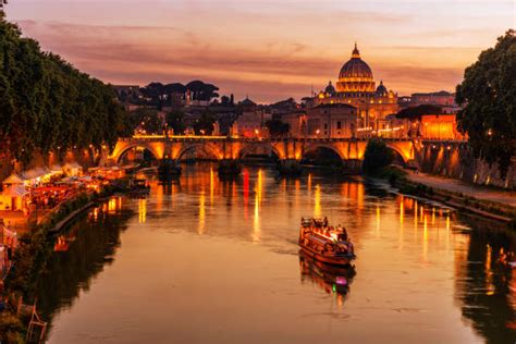 Podul Sant’Angelo cu lumini nocturne asupra Tibru