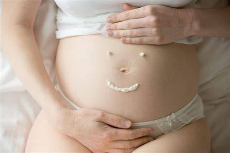 Infografie despre schimbarile sanilor in sarcina: crestere, pigmentare, secretie