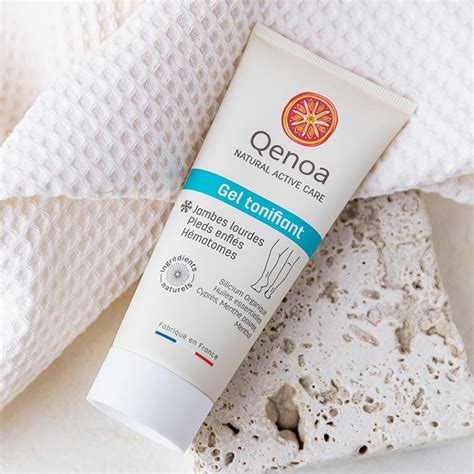 Femeie aplicând gel tonifiant pe abdomen