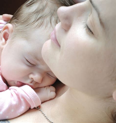 Femeie care alăptează după cezariană