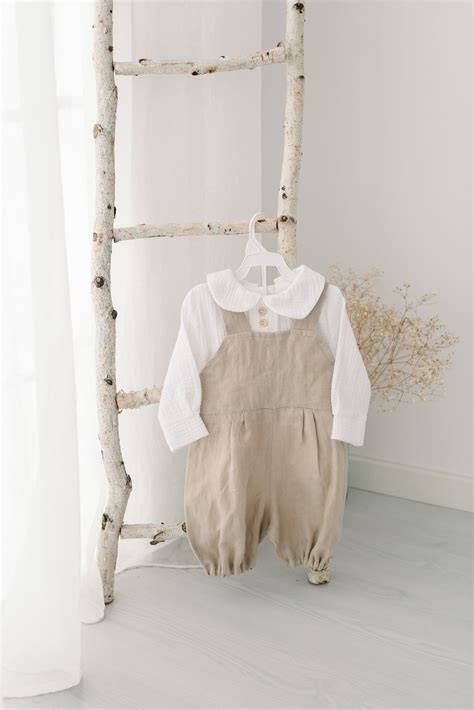 Imagine ilustrand salopete bebelusi si materiale naturale