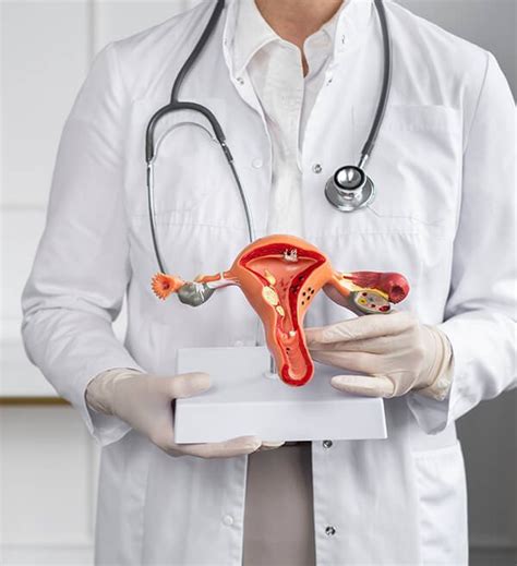 femeie la consultatie ginecologica