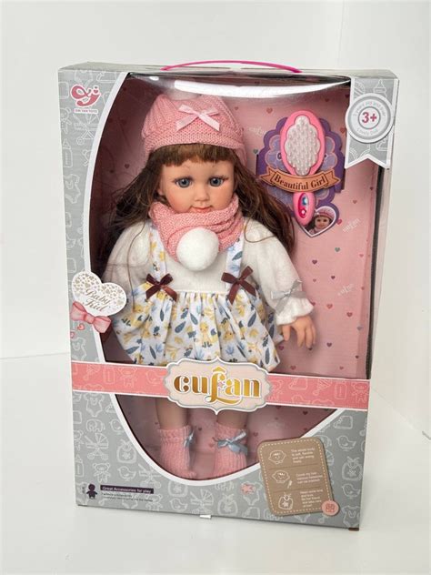 Bebeluș îmbrăcat cu fular și căciuliță