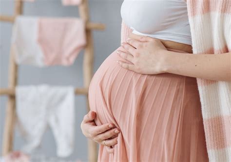 Fotografie artistică cu o mamă însărcinată în studio