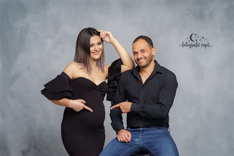 Fotografie de cuplu în timpul unei ședințe foto de maternitate