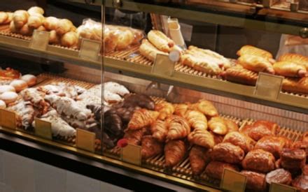 Vitrină cu produse de patiserie și dulciuri din perioada comunistă