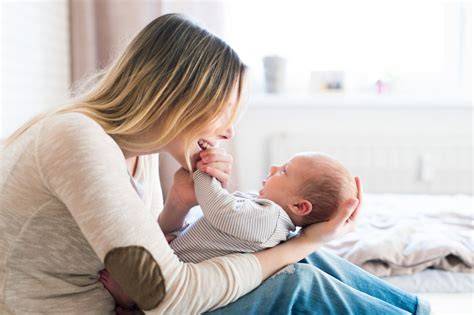 Ghid scurt: când treci de la bebeluș la junior în patut