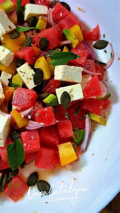 Salată de pepene galben, brânză feta și mentă - prezentare pentru bebeluși