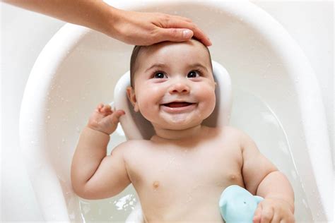 Femeie infasand un bebelus