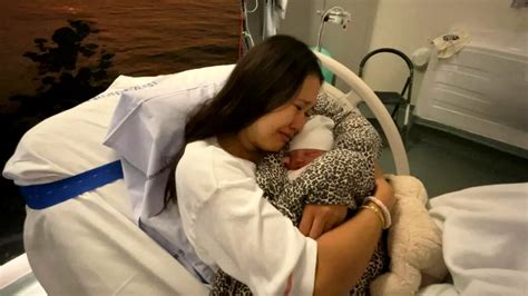 Nou-născut alăptat de mamă imediat după naștere