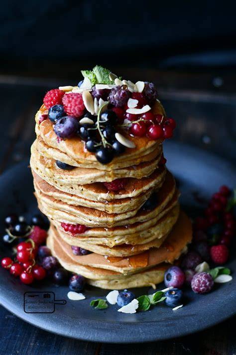 Imagine: pancakes pufoase cu migdale si fructe