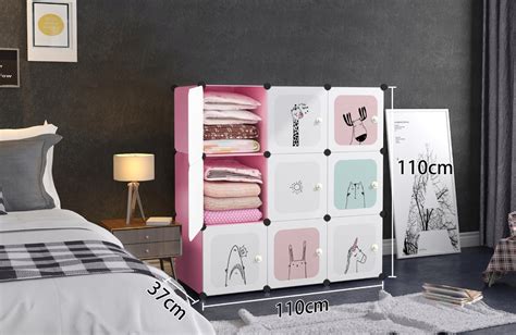 Interiorul unui dulap pentru bebeluși cu diverse compartimente