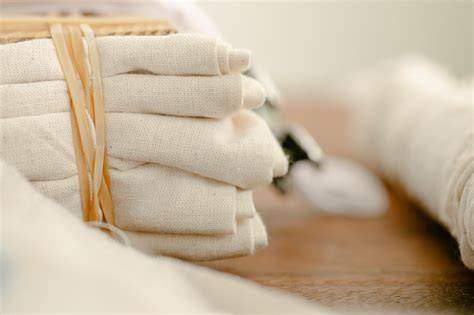Protecție UV și tipuri de materiale: UPF50+, bumbac organic, fibre reciclate, pai din paie