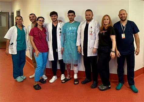 Personal medical asistând un pacient cu ajutorul unui aparținător