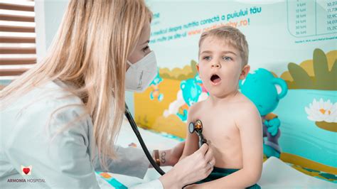 Medici pediatri într-o clinică