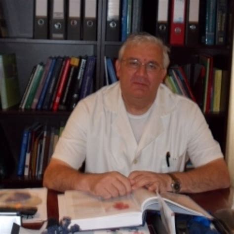 Prof. Dr. Ioan Sas în cabinetul său