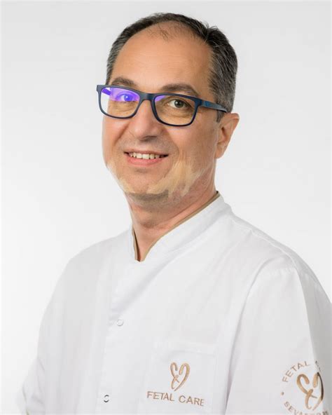 Dr. Alin Nicolescu în cabinet