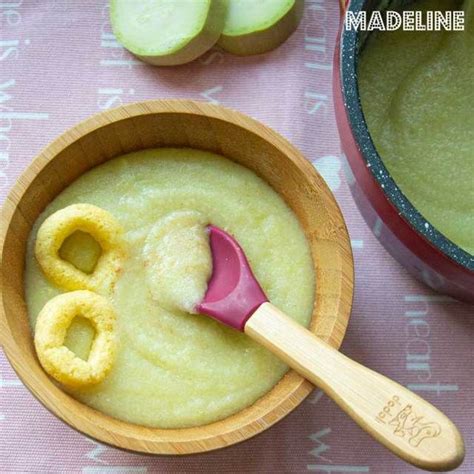 Copil manancă piure de dovlecel