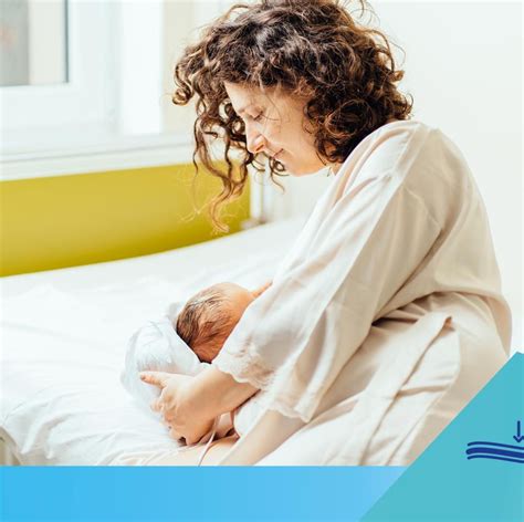 Mame care râd și își alăptează bebelușii